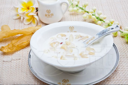 牛奶炖花胶的做法1
