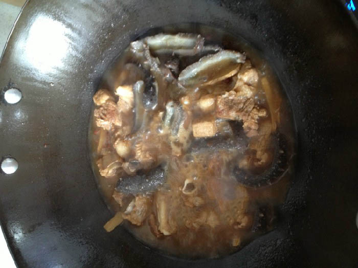 海参排骨汤的做法