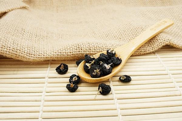 泡黑枸杞用多少度的水 泡黑枸杞水温多少合适