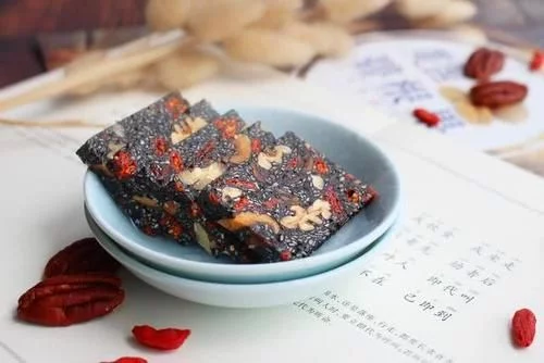 阿胶该怎么吃？当零食吃咯！解锁阿胶红枣糕做法，益气补血还养颜