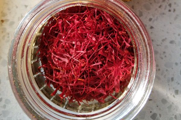 西红花不能和茶叶同吃